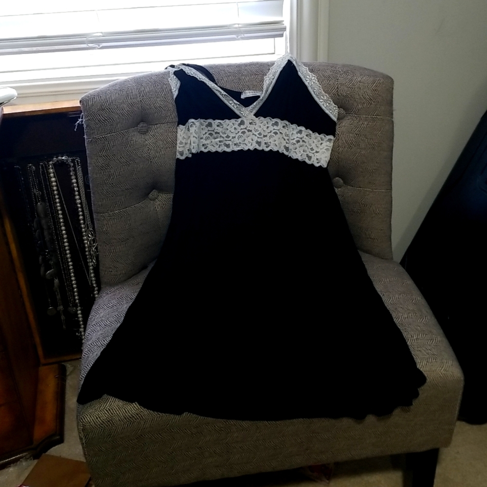 Ekouaer XL black chemise with white lace details